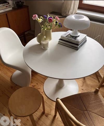 white round dining table