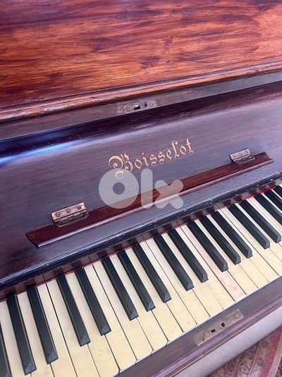Piano Antique