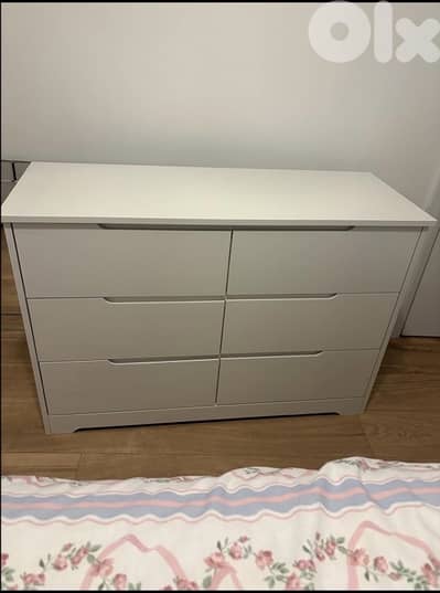 chest of drawers