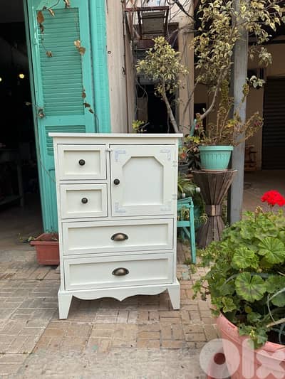 chest of drawers