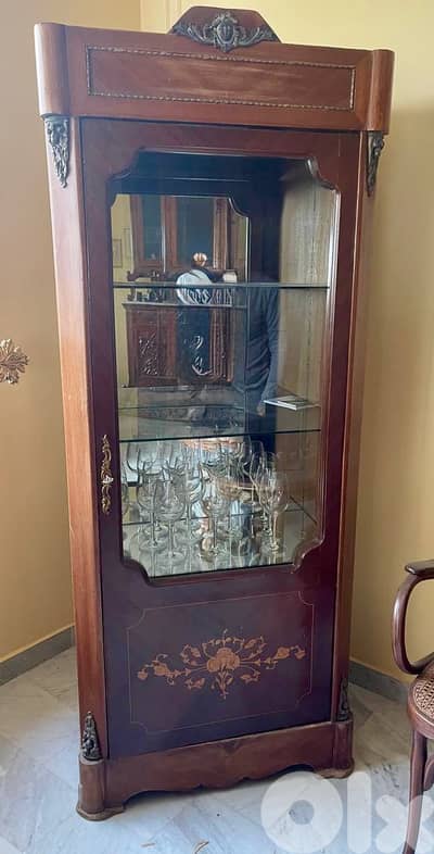 فيترين خشب انتيك. Vitrine