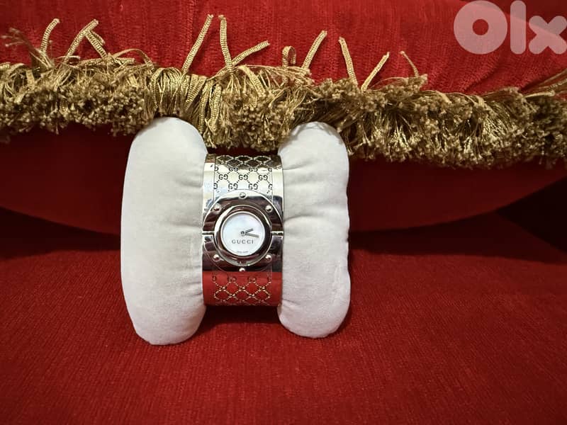 Gucci 112 Twirl Steel White MOP Dial Quartz Ladies Bangle Watch 3