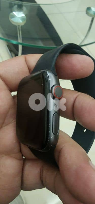Apple watch 44 mm SE موجودة ب سد البوشرية 03874930  بيتزبط السعر شوي 2