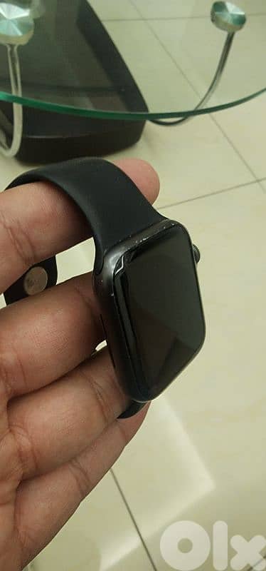 Apple watch 44 mm SE موجودة ب سد البوشرية 03874930  بيتزبط السعر شوي 3