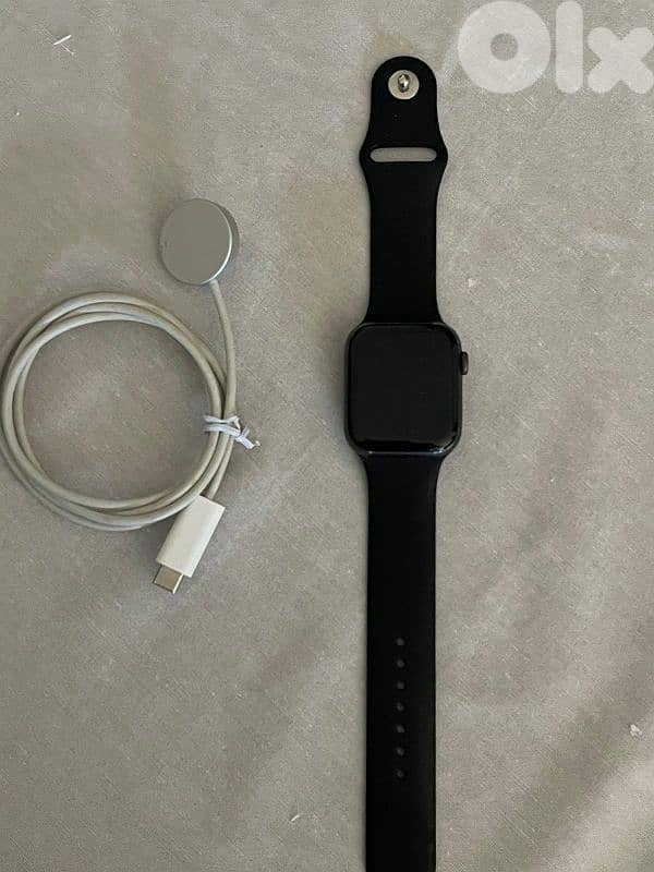 Apple watch 44 mm SE موجودة ب سد البوشرية 03874930  بيتزبط السعر شوي 4