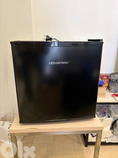 TABLE TOP MINI FRIDGE RUSSELS HOBBS43L