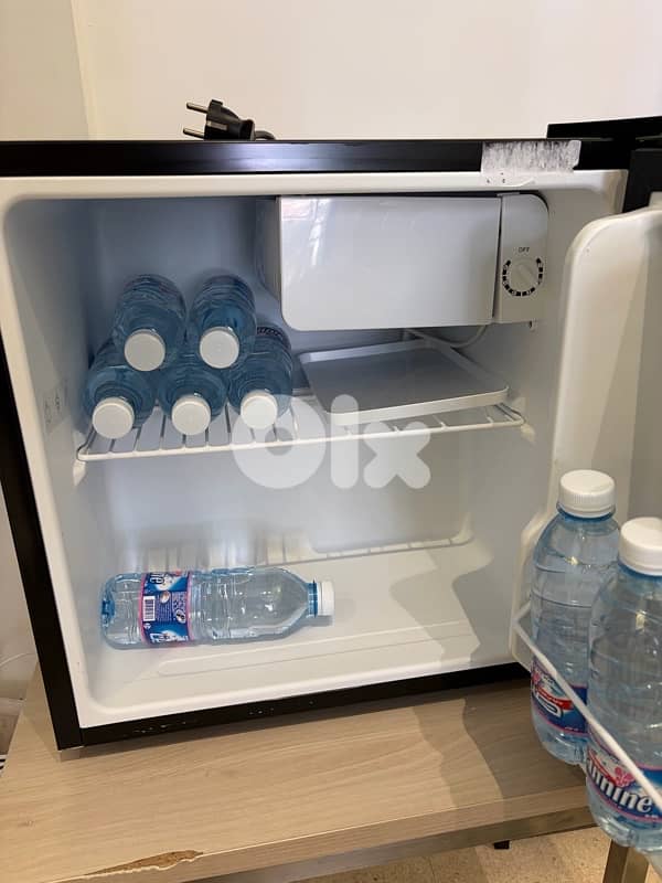 TABLE TOP MINI FRIDGE RUSSELS HOBBS43L 1