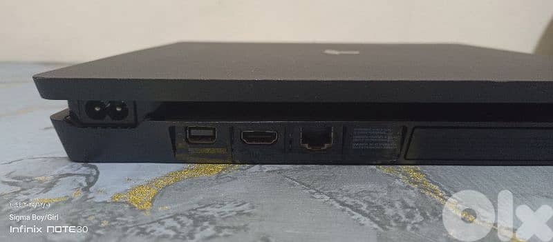 لقطة: PS4 Slim 1TB نظيف جداً + يد أصلية طبعة GTA VI + لعبة RDR2 1