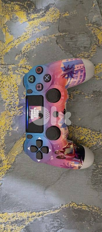 لقطة: PS4 Slim 1TB نظيف جداً + يد أصلية طبعة GTA VI + لعبة RDR2 6