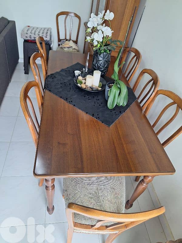 Dining table & Vitrine 4
