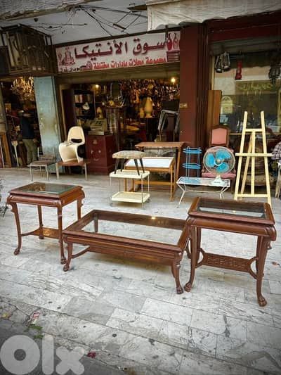 طقم ٣ قطع طاولات انجليزي خشب جوز شيبنديل وجه زجاج ناعم