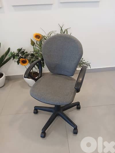 6 OFFICE ARM CHAIRS