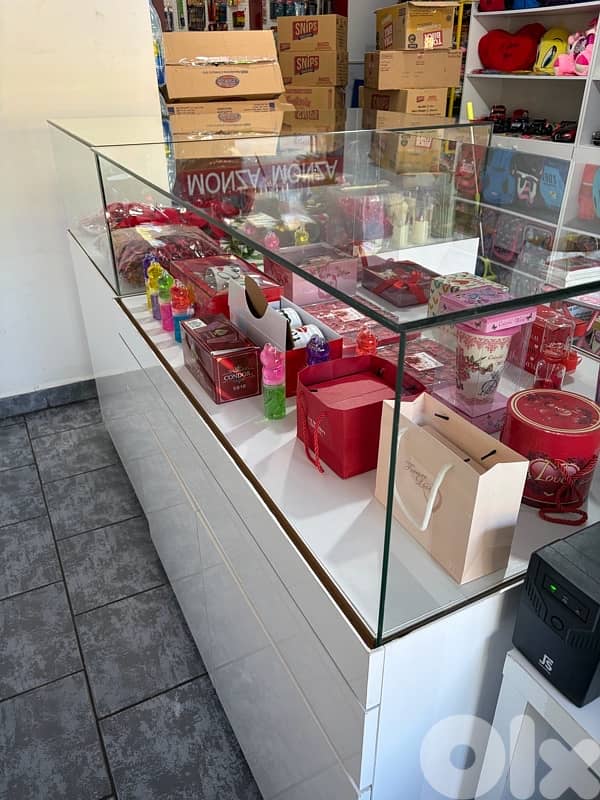 Counter & closets display 5