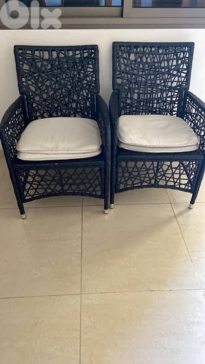 balcony’s table with 2 chairs