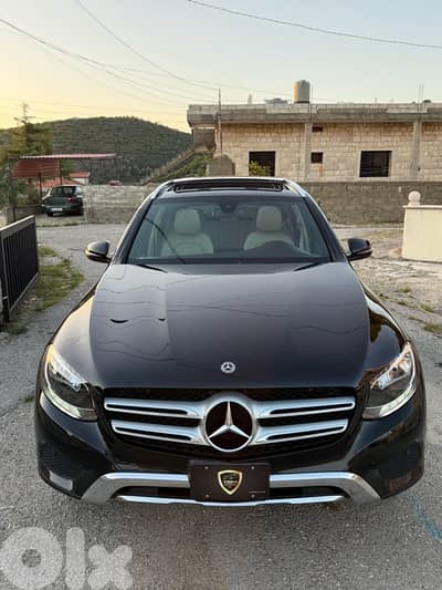 GLC 300 2018 ! 4matic ! Clean Carfax ! Special Price ! Full Service !