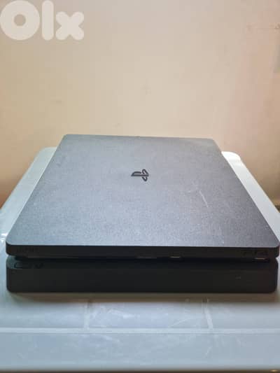 PS4 Slim Bundle - 3 Controllers + 4 Top Games