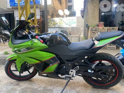 kawasaki ninja 250cc نضيفة و مرتبة مافي حكي عنها مدفوع عليها منيح