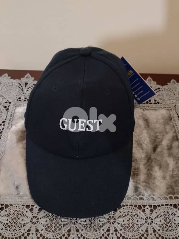 طاقية رجالي للبيع عدد 3 ماركة GUESS بعدون جديد سعر واحدي 5$ 1