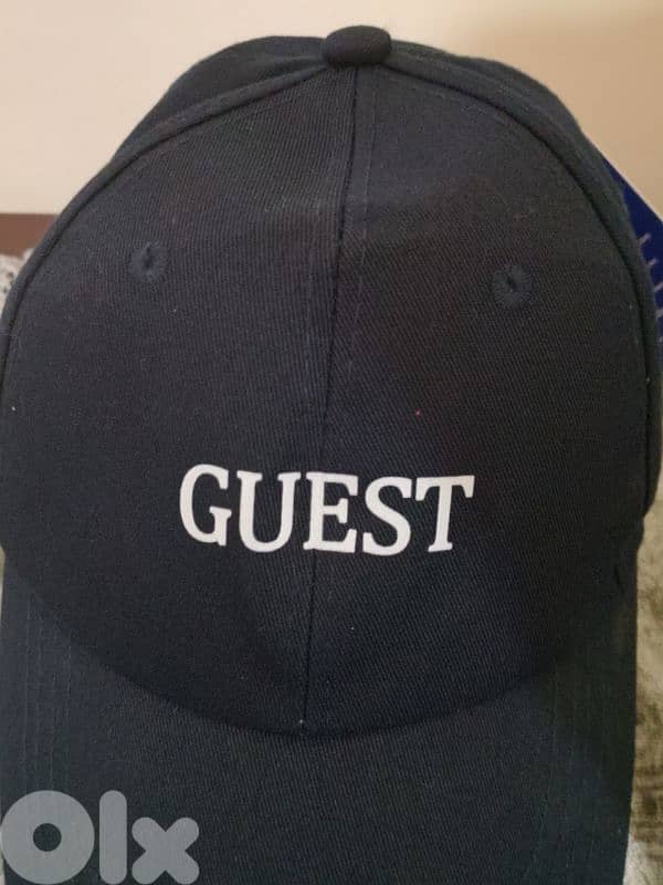 طاقية رجالي للبيع عدد 3 ماركة GUESS بعدون جديد سعر واحدي 5$ 2