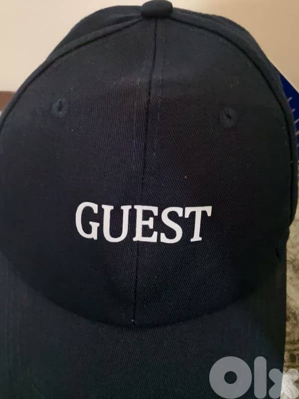 طاقية رجالي للبيع عدد 3 ماركة GUESS بعدون جديد سعر واحدي 5$ 3