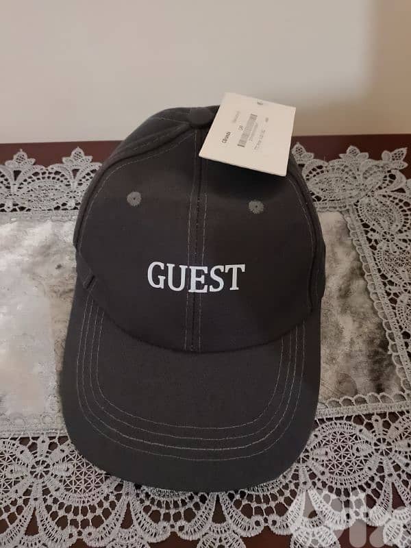 طاقية رجالي للبيع عدد 3 ماركة GUESS بعدون جديد سعر واحدي 5$ 7