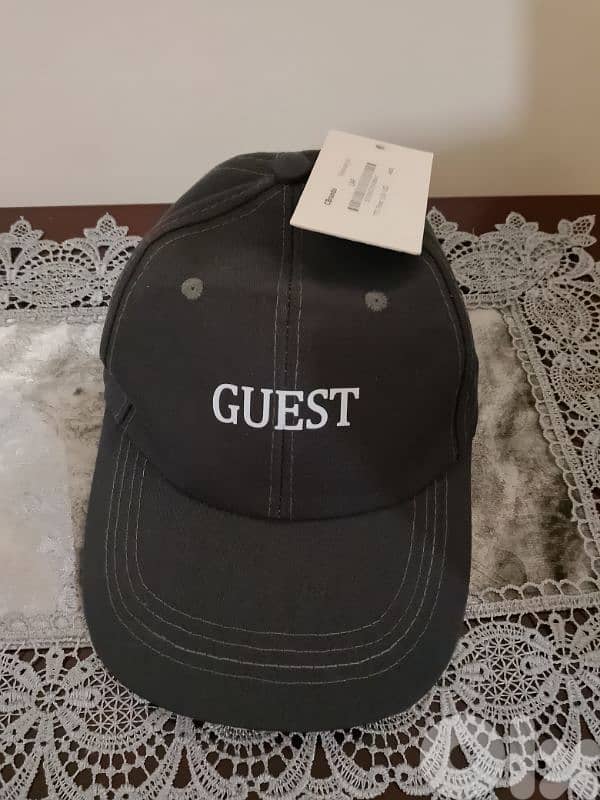طاقية رجالي للبيع عدد 3 ماركة GUESS بعدون جديد سعر واحدي 5$ 8