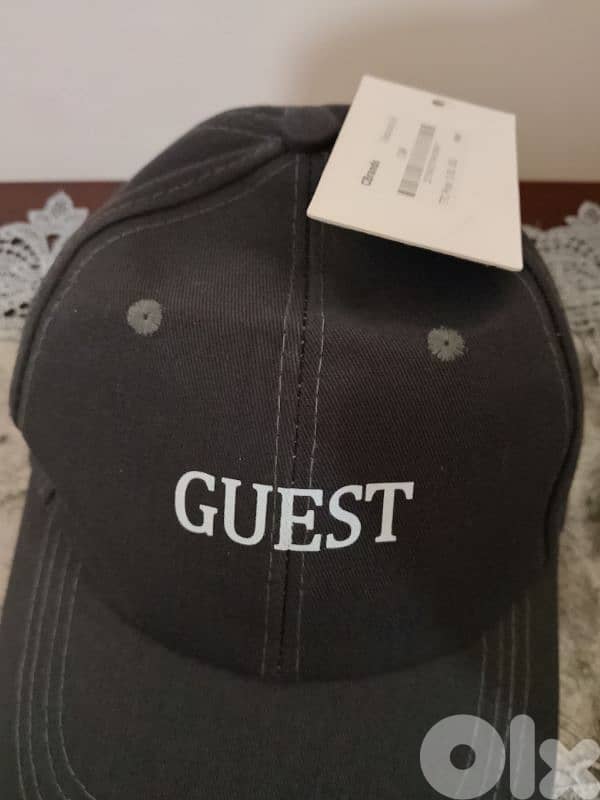 طاقية رجالي للبيع عدد 3 ماركة GUESS بعدون جديد سعر واحدي 5$ 9