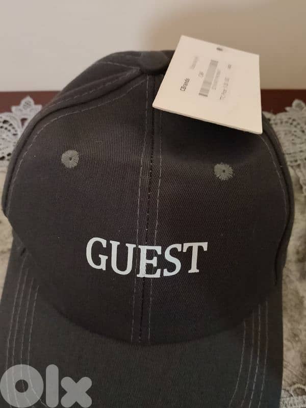 طاقية رجالي للبيع عدد 3 ماركة GUESS بعدون جديد سعر واحدي 5$ 10