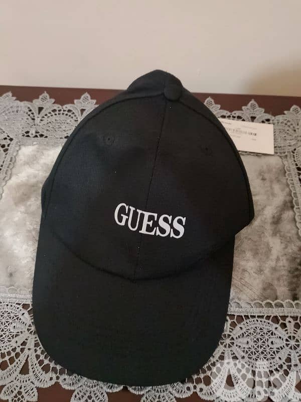 طاقية رجالي للبيع عدد 3 ماركة GUESS بعدون جديد سعر واحدي 5$ 13