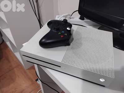 xbox one s  1 Controller + Fifa 19 arabic