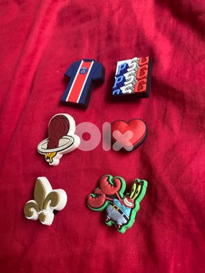 6 crocs pins real each 1.50$ all 7$