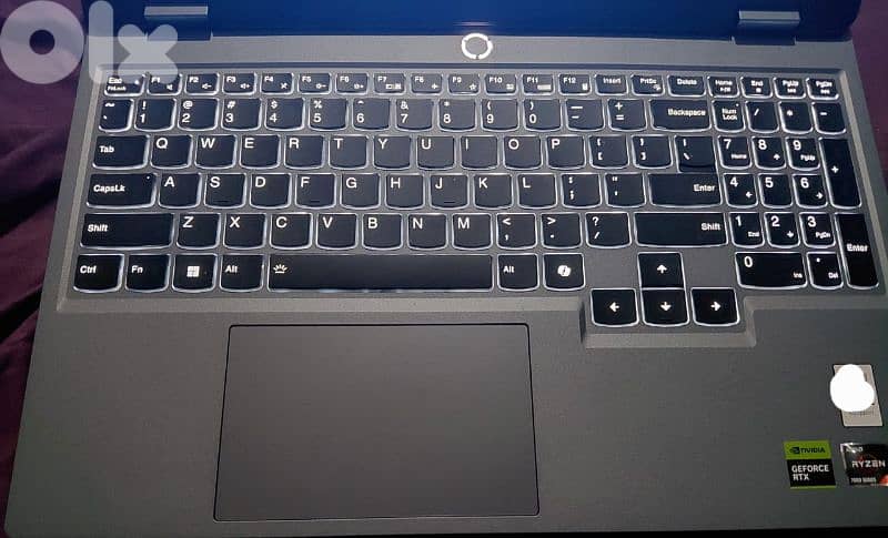 Display: 15.6" Full HD 2