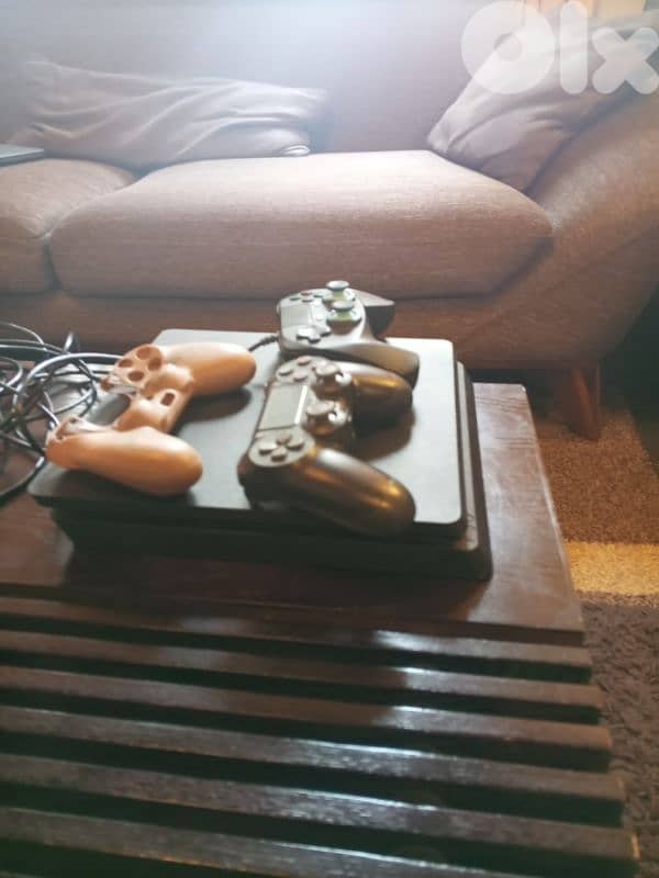 PS4 slim 500gb used like new  with 1 controller 1