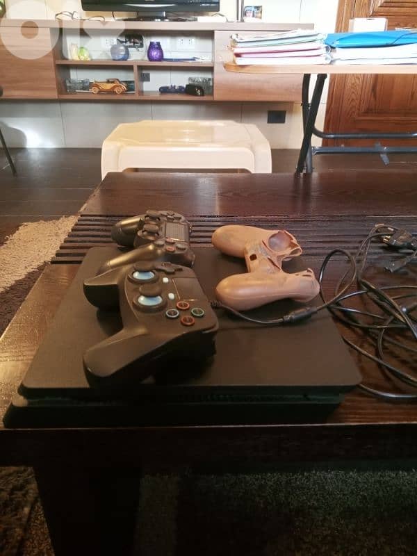 PS4 slim 500gb used like new  with 1 controller 2