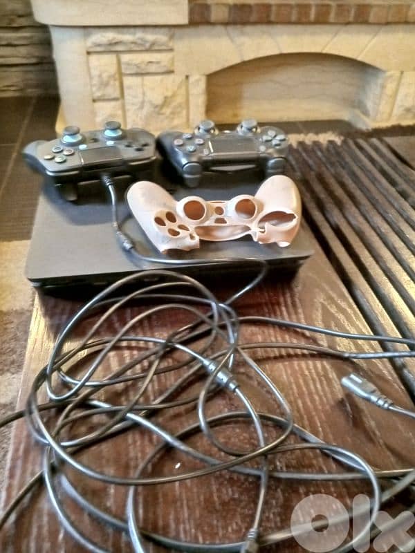 PS4 slim 500gb used like new  with 1 controller 3