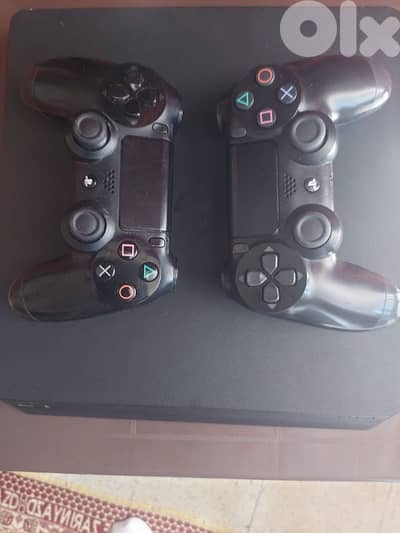 للبيع ps4 500 g بحالة جيدة مع مسكتين