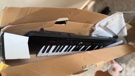 100$ like new Keyboard with stand