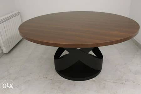 Amazing round dining table
