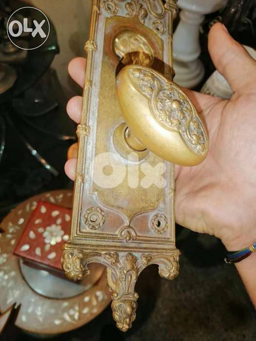 مسكة باب قديمة برونز كاملة شغل ناعم مميزة 4