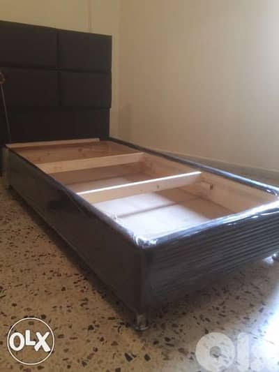 تخت مفرد منجد مع ضهر وصندوق وفرشه