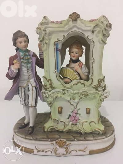 beautiful porcelaine statue depicting nobles