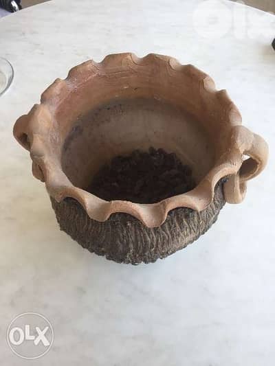 Cache pot en poterie