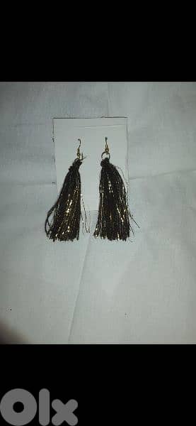 pick 3 earrings for 3= 15$ 7