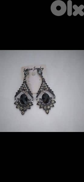 pick 3 earrings for 3= 15$ 13