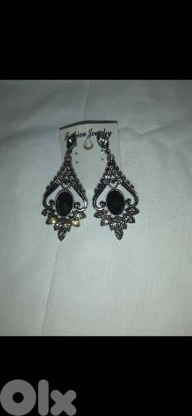 pick 3 earrings for 3= 15$ 17