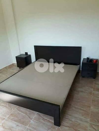 تخت مجوز  مع كمدينات صغار اتنين