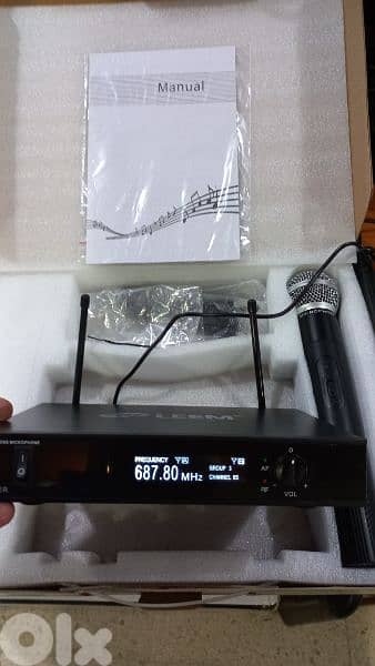wireless microphone single handled,brand leem,new in box,687 mhz