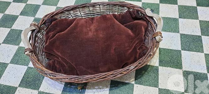 Pet bed. Basket with couch.