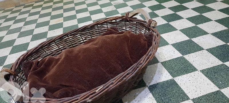 Pet bed. Basket with couch. 2