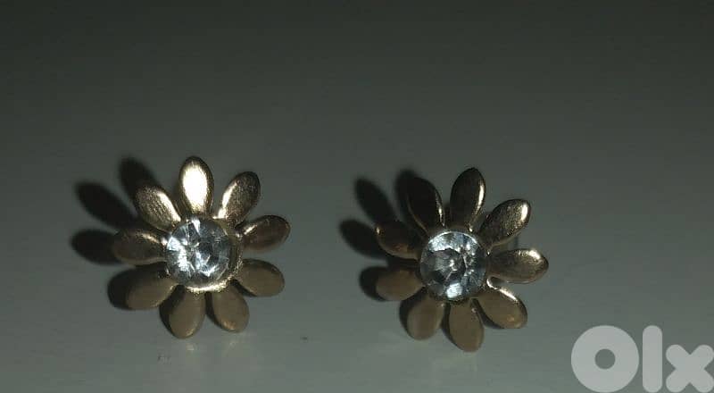daisy studs earrings colour gold 1